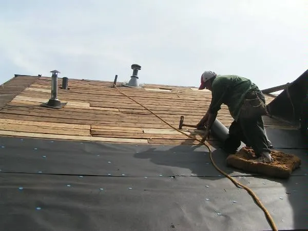 Licensed shingle roofing service for homes across Castalian Springs, TN - Straight Line Roofing