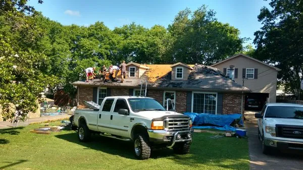 Straight Line Roofing Logo