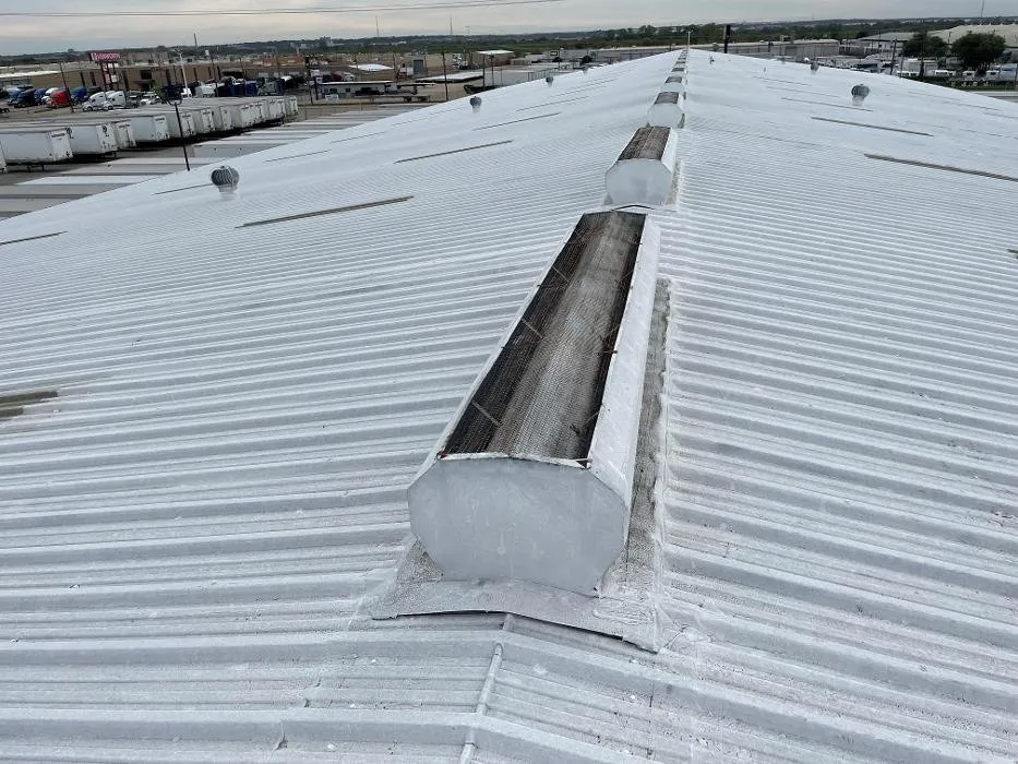 Professional flat roof repair in Lee's Summit, MO by Sunlife Systems Midwest