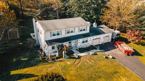 Superior Roofing & Exteriors Logo