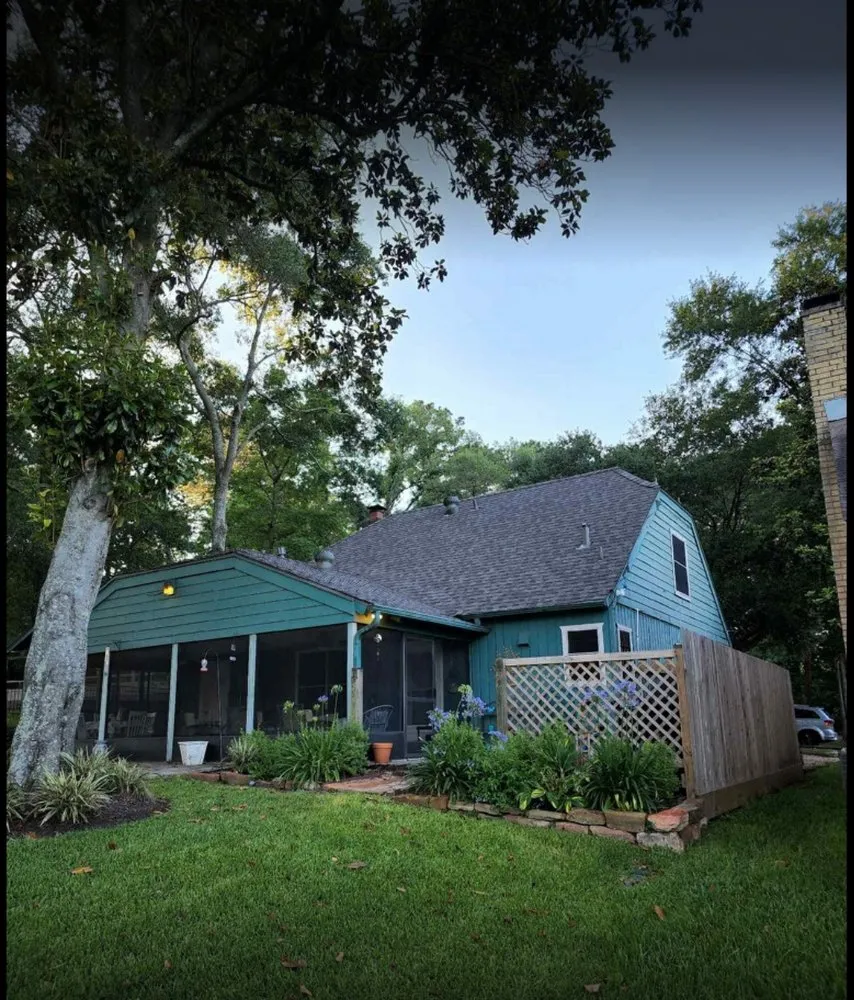 Slide of Supreme Roofing Solutions