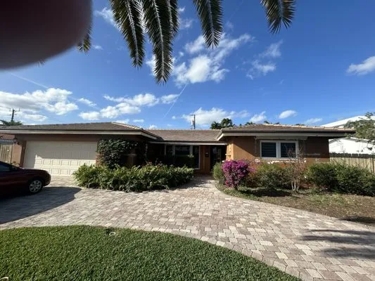 The Roof Xperts Logo