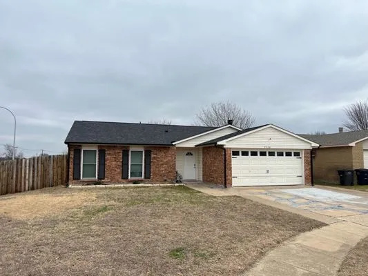 Tomahawk Roofing Logo