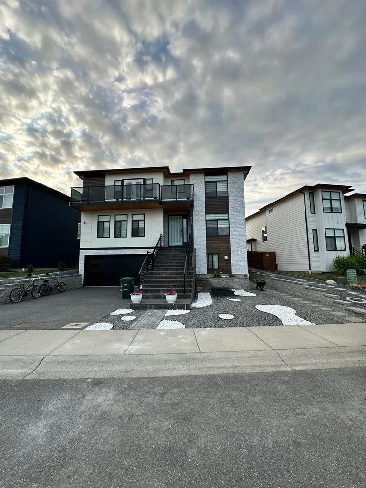 Slide of Tomas G Construction