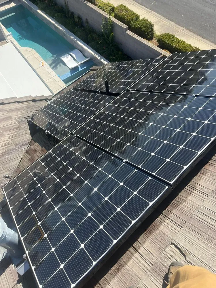 Slide of Tommy´s Roofing