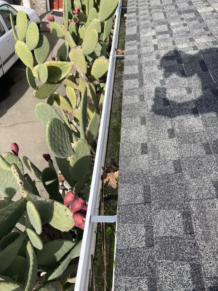 Slide of Tommy´s Roofing