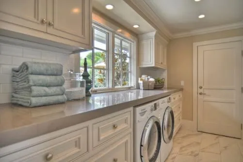 Top To Bottom Roofing & Exteriors Logo