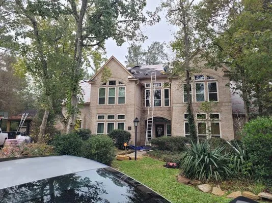 Trace Roofing & Construction Logo