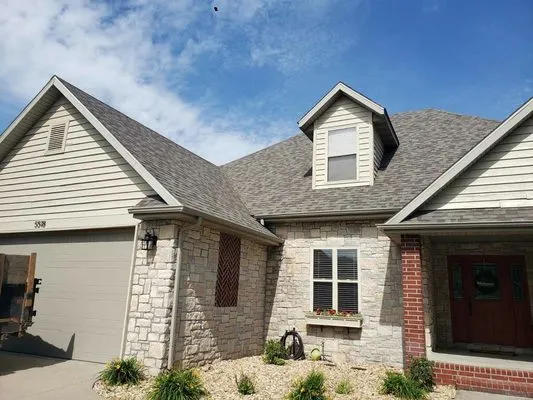 Truitt’s Roofing Logo