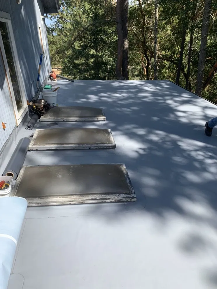 Slide of T&T Roofing