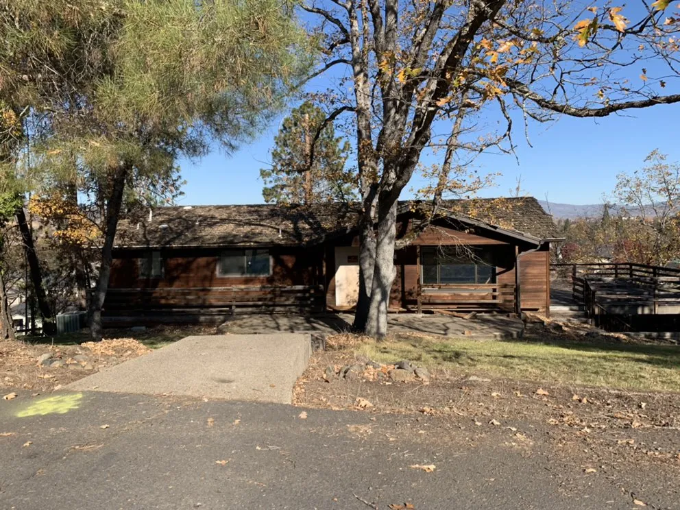 Slide of T&T Roofing