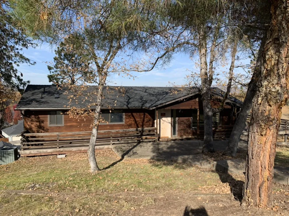 Slide of T&T Roofing