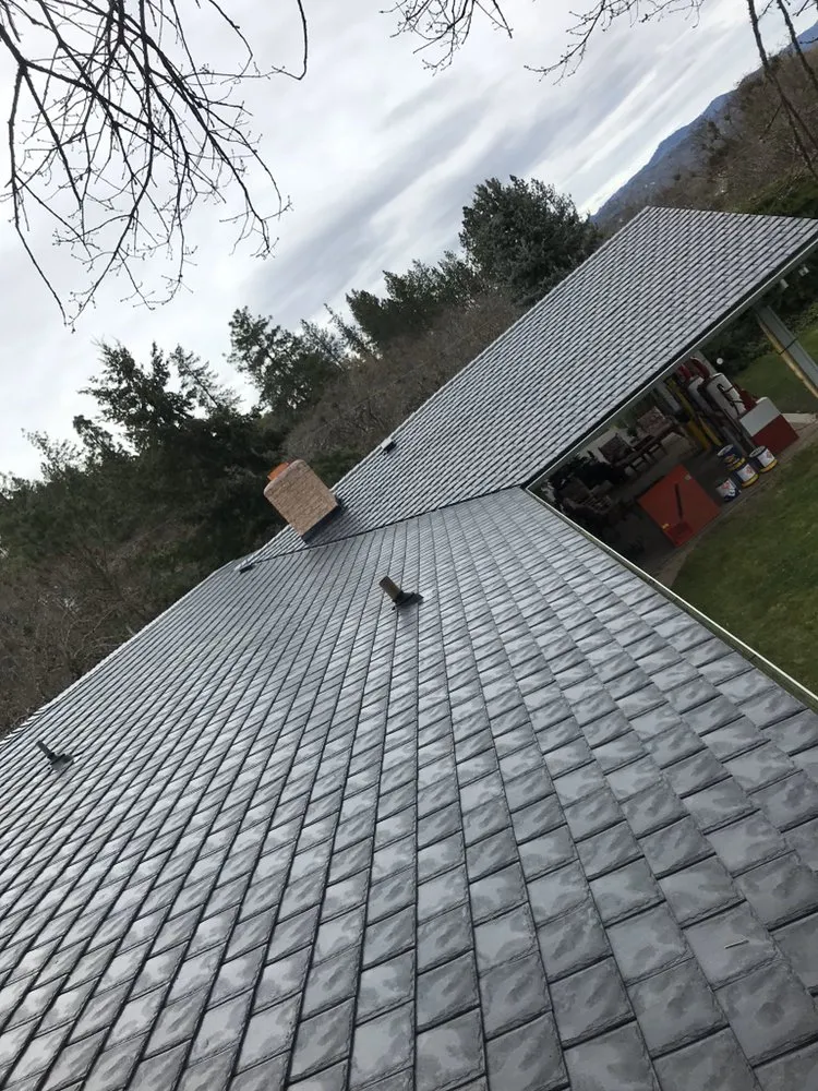 Slide of T&T Roofing