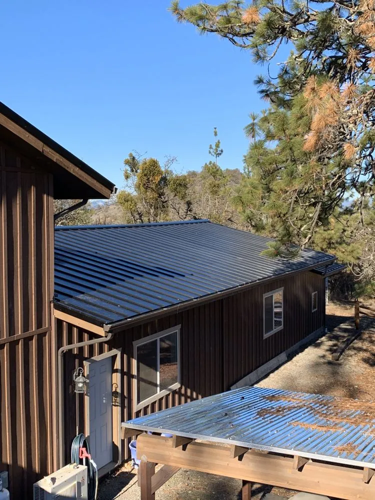 Slide of T&T Roofing