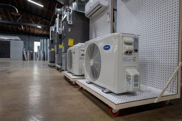 Universal HVAC Group Logo