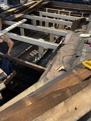 Universal Roofing Logo