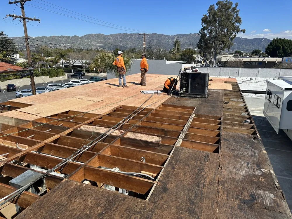 Slide of Van Lund Roofing and Solar