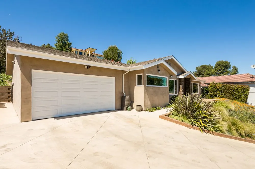 Slide of Vazana Construction