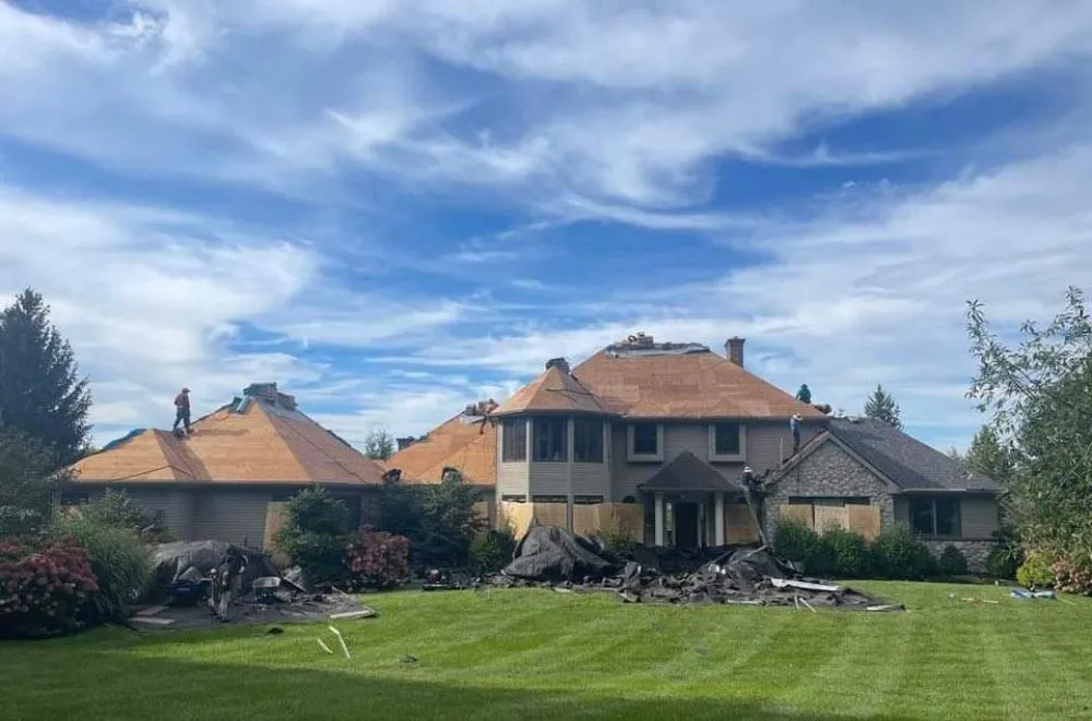 Slide of W Construcción Roofing