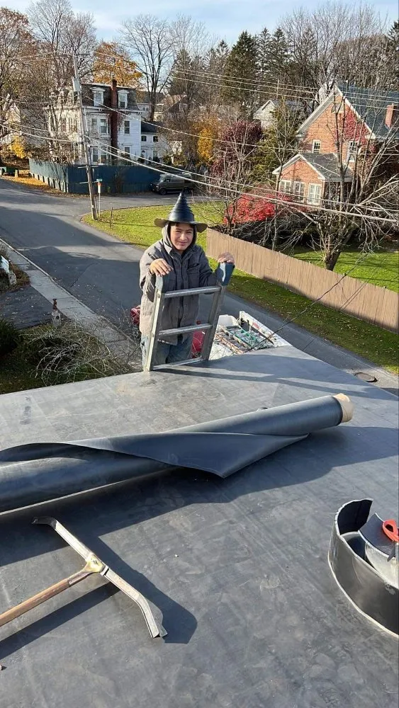 Slide of W Construcción Roofing