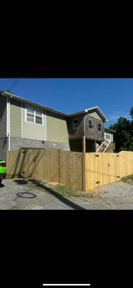 Slide of White Lightnin‘ Fencing