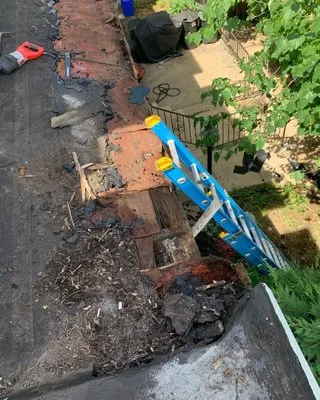 Whites Roofing & Contracting Logo