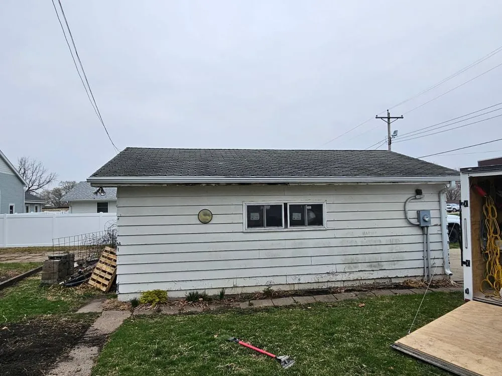 Emergency shingle roofing service experts serving Reasnor, IA - World Wide Construction