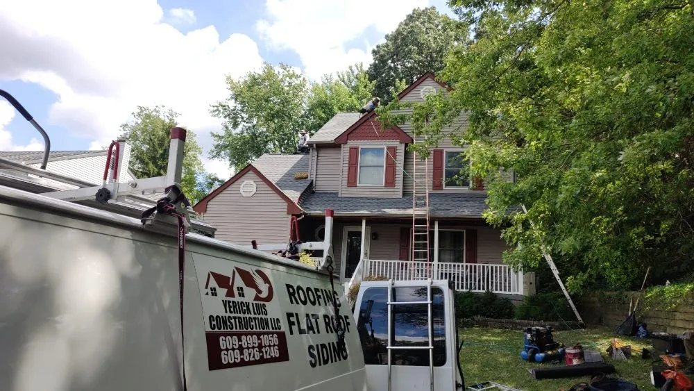 Slide of Yerick Luis Contrucción