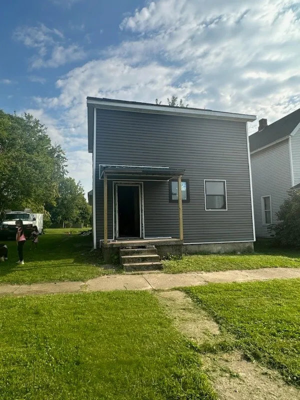 Slide of Yovani Roofing